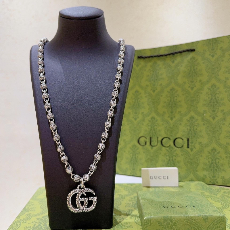 G*u*i necklaces